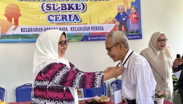 Para lansia mengikuti kegiatan senam dan pemeriksaan kesehatan dalam program pembinaan yang digelar Pemerintah Kota Tangerang sebagai upaya mewujudkan kota ramah lansia