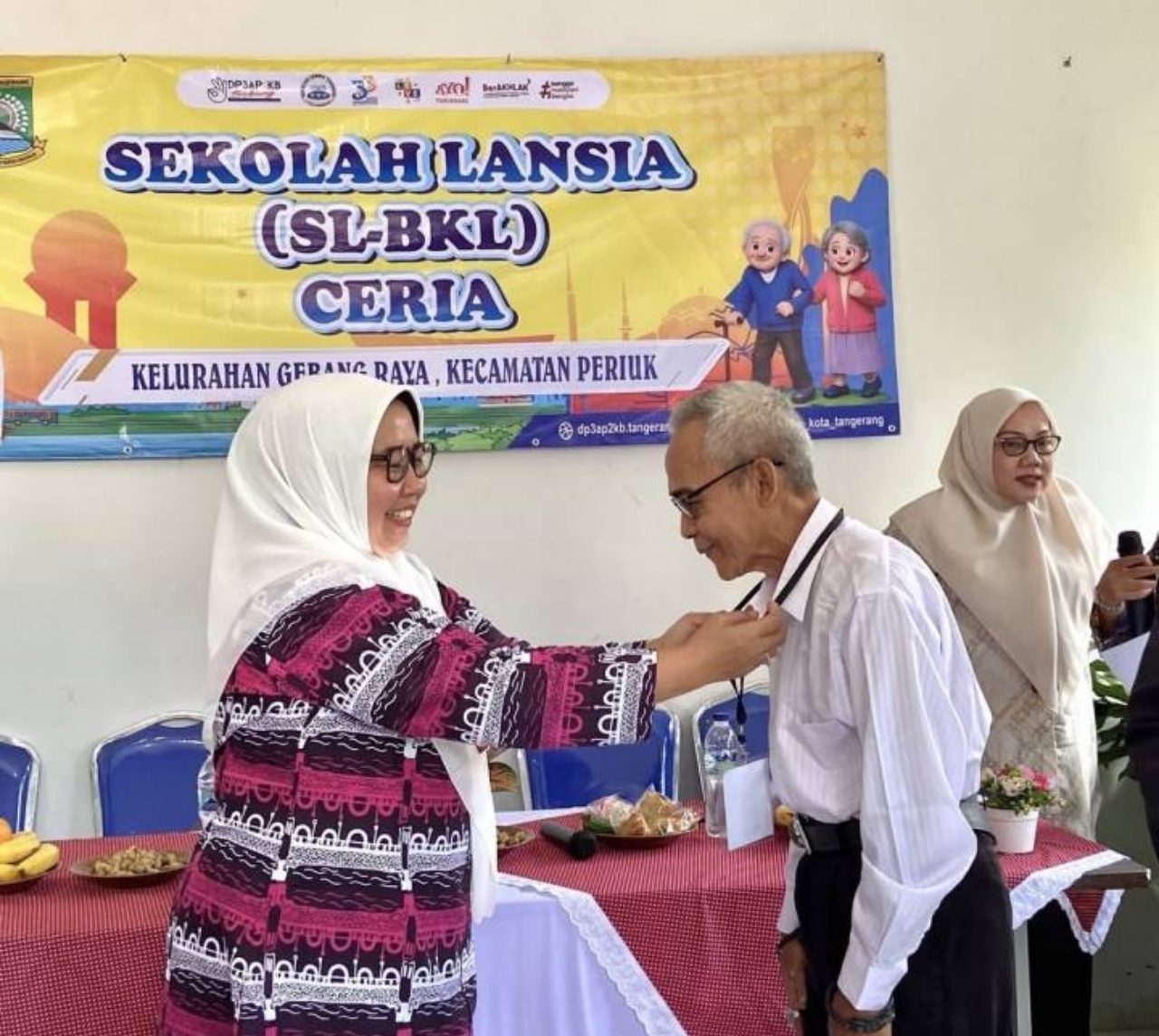 Para lansia mengikuti kegiatan senam dan pemeriksaan kesehatan dalam program pembinaan yang digelar Pemerintah Kota Tangerang sebagai upaya mewujudkan kota ramah lansia