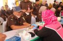 Petugas medis memeriksa kesehatan pegawai Kejaksaan Negeri Kota Tangerang dalam program Cek Kesehatan Gratis (CKG) guna menjaga stamina dan meningkatkan kualitas pelayanan publik.