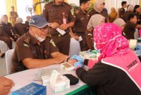 Petugas medis memeriksa kesehatan pegawai Kejaksaan Negeri Kota Tangerang dalam program Cek Kesehatan Gratis (CKG) guna menjaga stamina dan meningkatkan kualitas pelayanan publik.