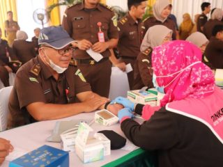 Petugas medis memeriksa kesehatan pegawai Kejaksaan Negeri Kota Tangerang dalam program Cek Kesehatan Gratis (CKG) guna menjaga stamina dan meningkatkan kualitas pelayanan publik.