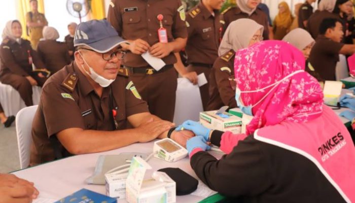 Petugas medis memeriksa kesehatan pegawai Kejaksaan Negeri Kota Tangerang dalam program Cek Kesehatan Gratis (CKG) guna menjaga stamina dan meningkatkan kualitas pelayanan publik.