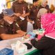 Petugas medis memeriksa kesehatan pegawai Kejaksaan Negeri Kota Tangerang dalam program Cek Kesehatan Gratis (CKG) guna menjaga stamina dan meningkatkan kualitas pelayanan publik.
