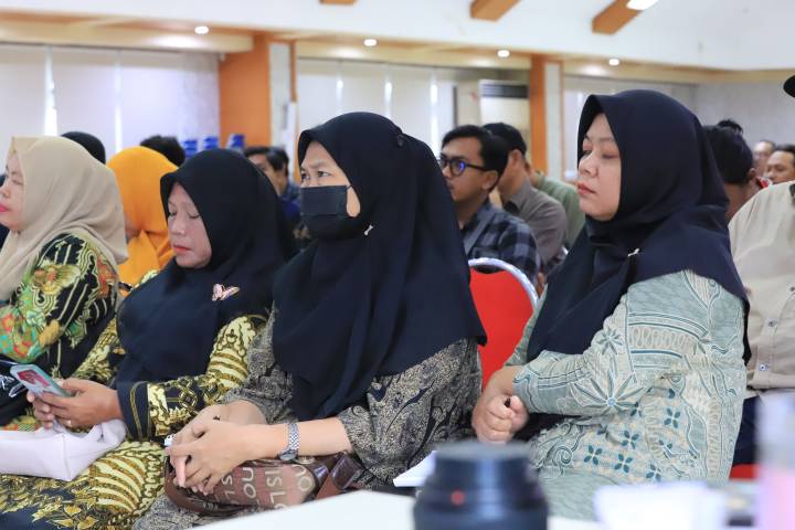 Pelatihan Komunitas Informasi Masyarakat (KIM) yang digelar Diskominfo Kota Tangerang di Pusat Pemerintahan Kota Tangerang membekali peserta dengan teknologi AI, pengelolaan website, dan strategi komunikasi publik digital.