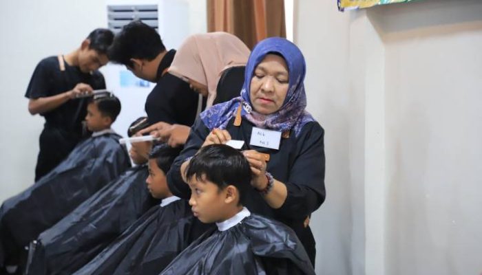 Pemkot Tangerang menggelar pelatihan cukur rambut gratis bagi warga prasejahtera dan PPKS. Program ini membuka peluang kerja baru dan mencetak barber profesional siap kerja.
