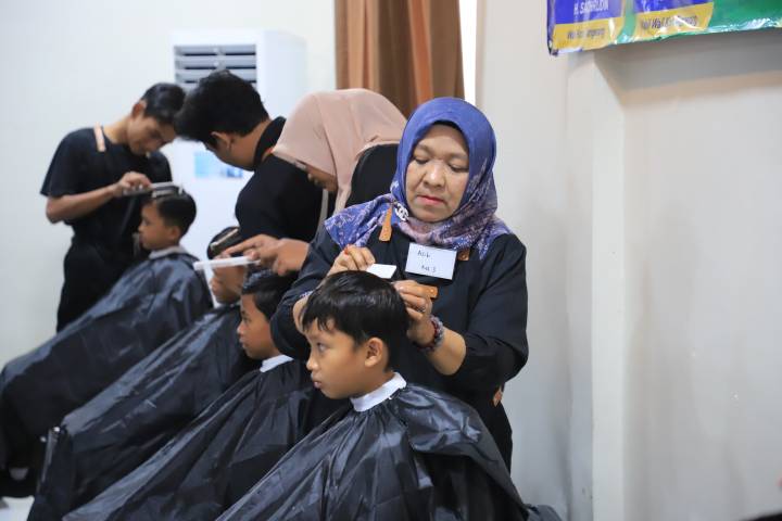 Pemkot Tangerang menggelar pelatihan cukur rambut gratis bagi warga prasejahtera dan PPKS. Program ini membuka peluang kerja baru dan mencetak barber profesional siap kerja.