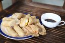 Pengunjung menikmati sajian pempek khas Palembang dengan kuah cuko hitam di Warkop AA Hendy X Pempek 88, Kota Tangerang