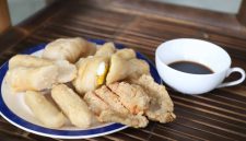 Pengunjung menikmati sajian pempek khas Palembang dengan kuah cuko hitam di Warkop AA Hendy X Pempek 88, Kota Tangerang