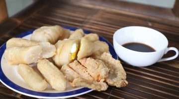 Pengunjung menikmati sajian pempek khas Palembang dengan kuah cuko hitam di Warkop AA Hendy X Pempek 88, Kota Tangerang