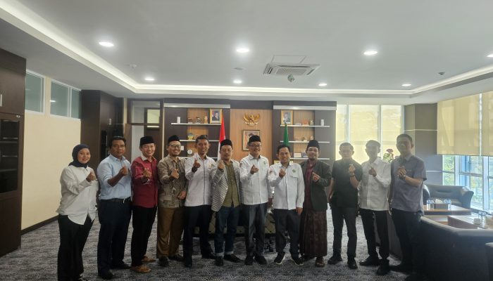 Pengurus IKA UIN SMH Banten periode 2026-2030 saat melakukan silaturrahim dengan Rektor UIN SMH Banten Prof Muhammad Ishom di Gedung Rektorat, Senin 11 Mei 2026.