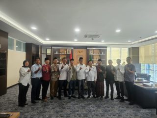 Pengurus IKA UIN SMH Banten periode 2026-2030 saat melakukan silaturrahim dengan Rektor UIN SMH Banten Prof Muhammad Ishom di Gedung Rektorat, Senin 11 Mei 2026.