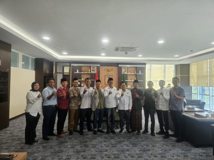Pengurus IKA UIN SMH Banten periode 2026-2030 saat melakukan silaturrahim dengan Rektor UIN SMH Banten Prof Muhammad Ishom di Gedung Rektorat, Senin 11 Mei 2026.