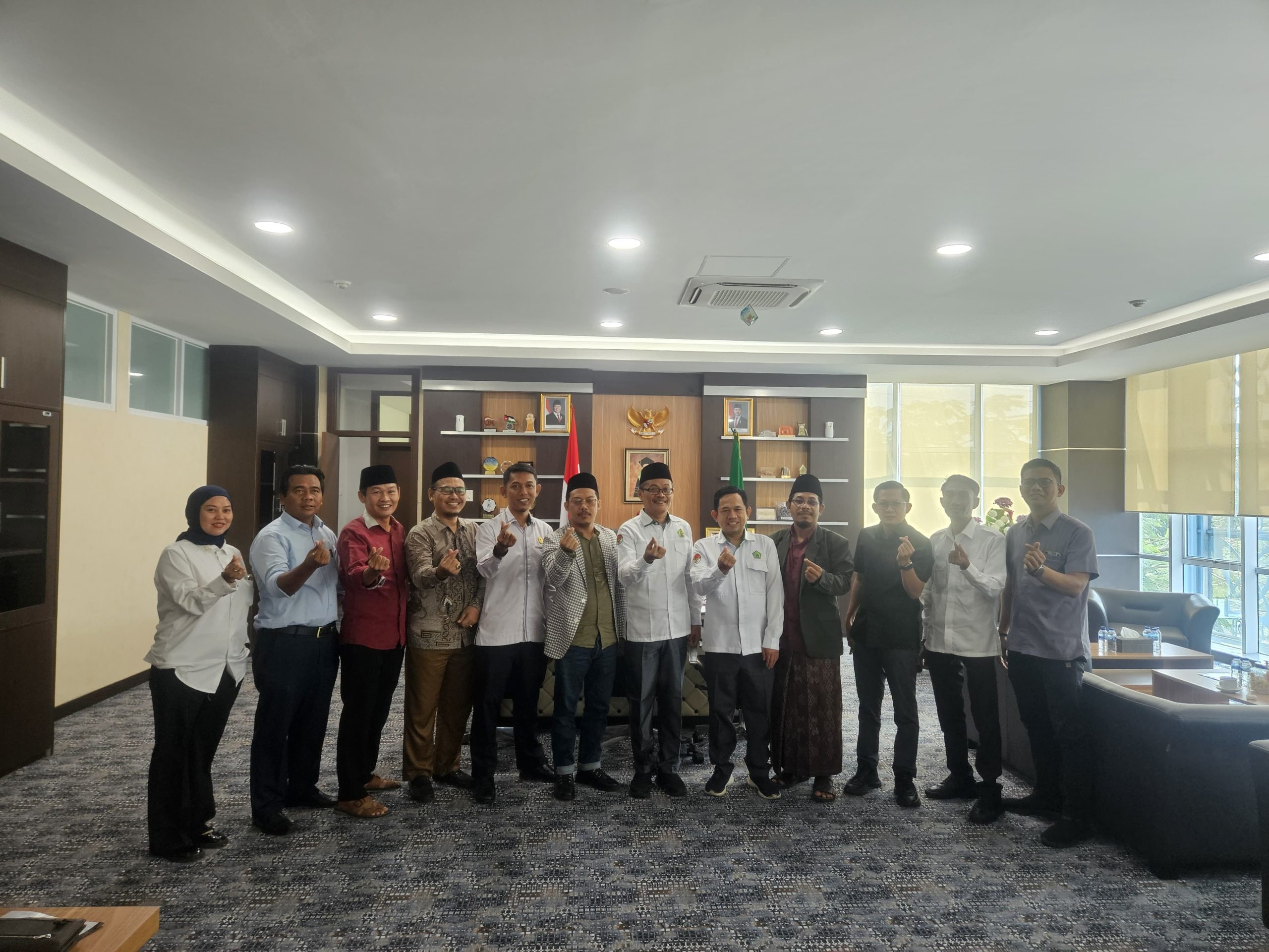 Pengurus IKA UIN SMH Banten periode 2026-2030 saat melakukan silaturrahim dengan Rektor UIN SMH Banten Prof Muhammad Ishom di Gedung Rektorat, Senin 11 Mei 2026.