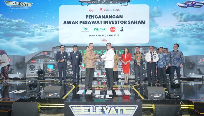 Perwakilan awak pesawat menerima pin Aku Investor Saham dalam peluncuran program edukasi investasi pasar modal di Main Hall Bursa Efek Indonesia, Jakarta, Kamis, 21 Mei 2026