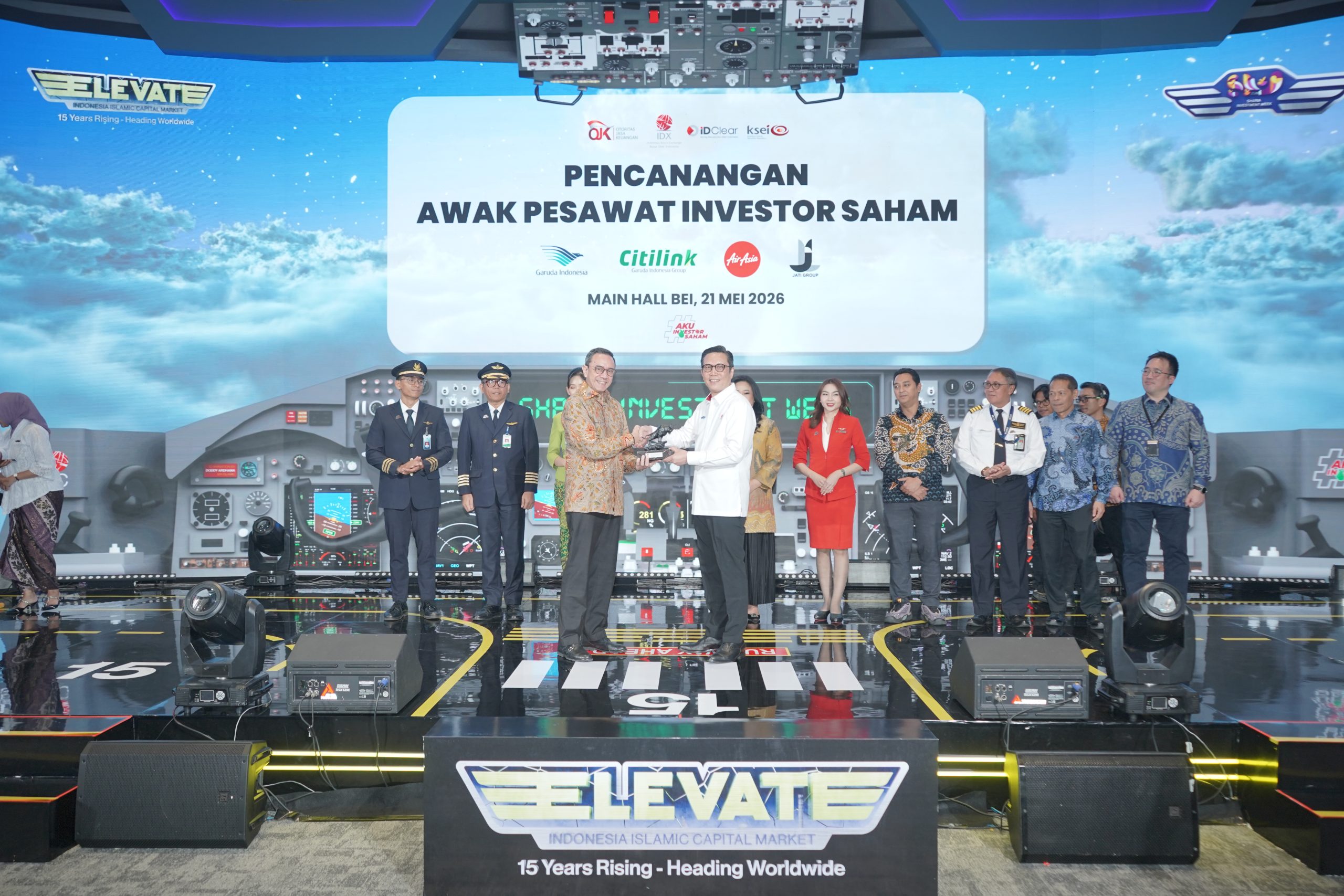 Perwakilan awak pesawat menerima pin Aku Investor Saham dalam peluncuran program edukasi investasi pasar modal di Main Hall Bursa Efek Indonesia, Jakarta, Kamis, 21 Mei 2026