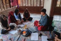 Peserta program pendidikan ReliQ dan BAZNAS RI bersama pendamping saat mengikuti pembinaan pendidikan tinggi bagi generasi muda Masyarakat Adat Kasepuhan Karang di Kabupaten Lebak, Banten.