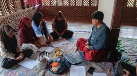 Peserta program pendidikan ReliQ dan BAZNAS RI bersama pendamping saat mengikuti pembinaan pendidikan tinggi bagi generasi muda Masyarakat Adat Kasepuhan Karang di Kabupaten Lebak, Banten.
