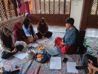 Peserta program pendidikan ReliQ dan BAZNAS RI bersama pendamping saat mengikuti pembinaan pendidikan tinggi bagi generasi muda Masyarakat Adat Kasepuhan Karang di Kabupaten Lebak, Banten.