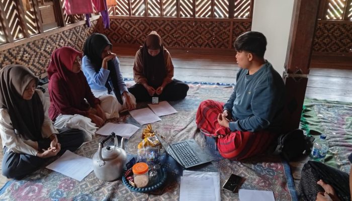 Peserta program pendidikan ReliQ dan BAZNAS RI bersama pendamping saat mengikuti pembinaan pendidikan tinggi bagi generasi muda Masyarakat Adat Kasepuhan Karang di Kabupaten Lebak, Banten.