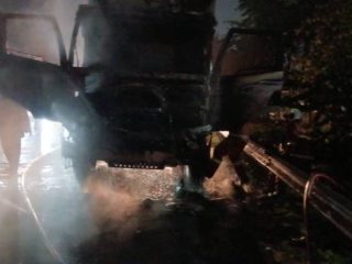 Petugas BPBD Kota Tangerang melakukan proses pemadaman truk yang terbakar di ruas Tol Jakarta-Tangerang KM 13 arah Jakarta dekat Rest Area Pinang.
