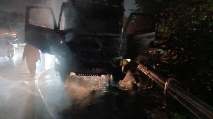 Petugas BPBD Kota Tangerang melakukan proses pemadaman truk yang terbakar di ruas Tol Jakarta-Tangerang KM 13 arah Jakarta dekat Rest Area Pinang.