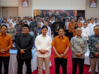 Petugas BPS melakukan pendataan door to door kepada pelaku usaha dalam pelaksanaan Sensus Ekonomi 2026