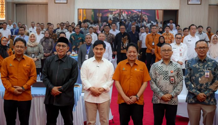 Petugas BPS melakukan pendataan door to door kepada pelaku usaha dalam pelaksanaan Sensus Ekonomi 2026