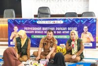 Petugas DKP Kota Tangerang menyerahkan paket pangan B2SA kepada keluarga balita di Kelurahan Jurumudi, Kecamatan Benda, dalam program intervensi gizi pencegahan stunting.