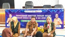 Petugas DKP Kota Tangerang menyerahkan paket pangan B2SA kepada keluarga balita di Kelurahan Jurumudi, Kecamatan Benda, dalam program intervensi gizi pencegahan stunting.