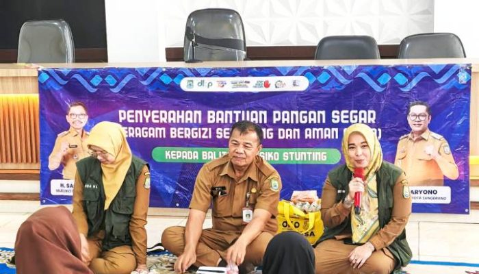 Petugas DKP Kota Tangerang menyerahkan paket pangan B2SA kepada keluarga balita di Kelurahan Jurumudi, Kecamatan Benda, dalam program intervensi gizi pencegahan stunting.