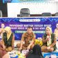 Petugas DKP Kota Tangerang menyerahkan paket pangan B2SA kepada keluarga balita di Kelurahan Jurumudi, Kecamatan Benda, dalam program intervensi gizi pencegahan stunting.