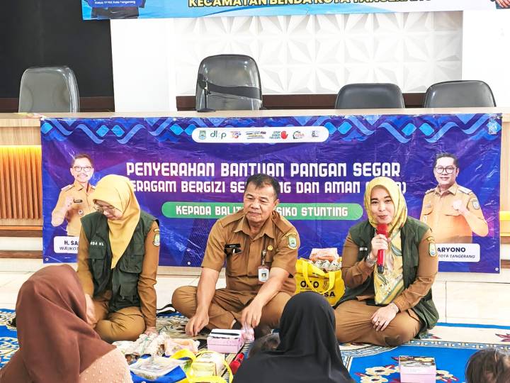 Petugas DKP Kota Tangerang menyerahkan paket pangan B2SA kepada keluarga balita di Kelurahan Jurumudi, Kecamatan Benda, dalam program intervensi gizi pencegahan stunting.