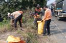 Petugas DLH Kota Tangerang membersihkan tumpukan sampah dan ranting pohon di trotoar Jalan Marsekal Surya Darma demi menjaga kenyamanan pengguna jalan