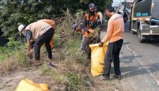 Petugas DLH Kota Tangerang membersihkan tumpukan sampah dan ranting pohon di trotoar Jalan Marsekal Surya Darma demi menjaga kenyamanan pengguna jalan