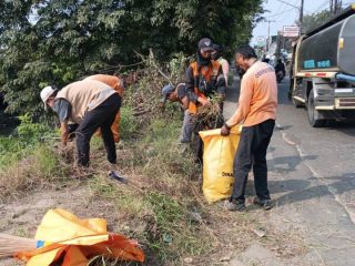 Petugas DLH Kota Tangerang membersihkan tumpukan sampah dan ranting pohon di trotoar Jalan Marsekal Surya Darma demi menjaga kenyamanan pengguna jalan