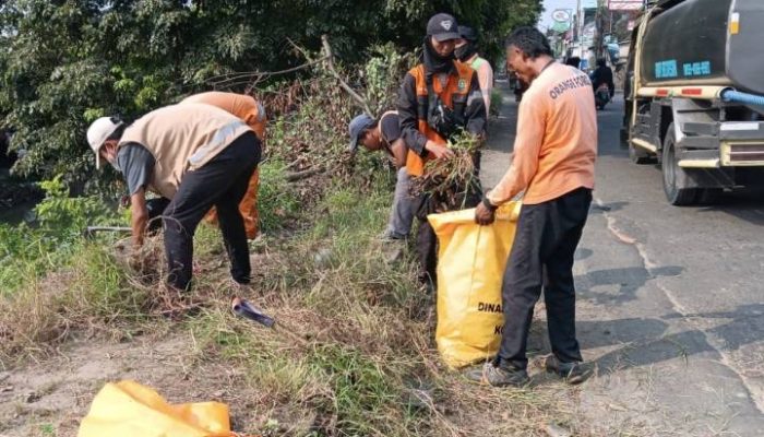 Petugas DLH Kota Tangerang membersihkan tumpukan sampah dan ranting pohon di trotoar Jalan Marsekal Surya Darma demi menjaga kenyamanan pengguna jalan