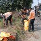 Petugas DLH Kota Tangerang membersihkan tumpukan sampah dan ranting pohon di trotoar Jalan Marsekal Surya Darma demi menjaga kenyamanan pengguna jalan