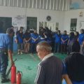 Simulasi pemadaman api oleh pegawai SPPG Bugel Karawaci saat mengikuti pelatihan K3 dari Damkar Kota Tangerang.