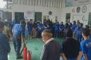 Simulasi pemadaman api oleh pegawai SPPG Bugel Karawaci saat mengikuti pelatihan K3 dari Damkar Kota Tangerang.
