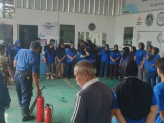 Simulasi pemadaman api oleh pegawai SPPG Bugel Karawaci saat mengikuti pelatihan K3 dari Damkar Kota Tangerang.
