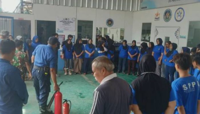 Simulasi pemadaman api oleh pegawai SPPG Bugel Karawaci saat mengikuti pelatihan K3 dari Damkar Kota Tangerang.