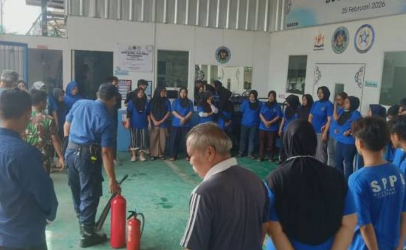 Simulasi pemadaman api oleh pegawai SPPG Bugel Karawaci saat mengikuti pelatihan K3 dari Damkar Kota Tangerang.