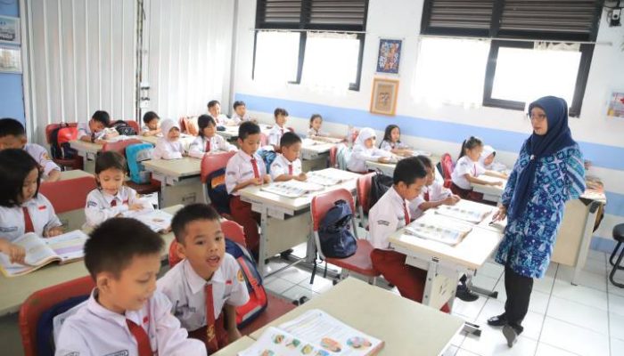 Petugas Dinas Pendidikan Kota Tangerang melayani proses verifikasi data calon peserta didik dalam tahapan Pra SPMB 2026 secara digital