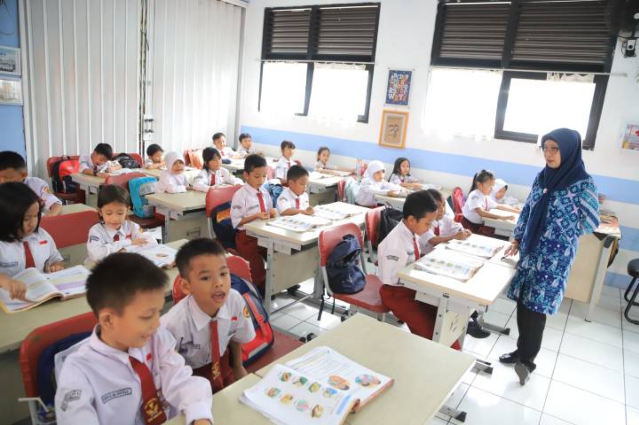 SPMB Kota Tangerang 2026 segera dibuka untuk jenjang SD dan SMP. Dinas Pendidikan meminta orang tua segera menyiapkan KK, NISN, akta lahir, hingga dokumen afirmasi agar tidak gagal saat pendaftaran.
