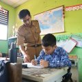 Petugas Dinas Pendidikan Kota Tangerang memberikan informasi pelaksanaan SPMB 2026 kepada orang tua murid. Pemkot Tangerang menyiapkan jalur khusus bagi siswa penyandang disabilitas untuk memastikan akses pendidikan yang setara.
