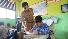 Petugas Dinas Pendidikan Kota Tangerang memberikan informasi pelaksanaan SPMB 2026 kepada orang tua murid. Pemkot Tangerang menyiapkan jalur khusus bagi siswa penyandang disabilitas untuk memastikan akses pendidikan yang setara.