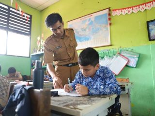Petugas Dinas Pendidikan Kota Tangerang memberikan informasi pelaksanaan SPMB 2026 kepada orang tua murid. Pemkot Tangerang menyiapkan jalur khusus bagi siswa penyandang disabilitas untuk memastikan akses pendidikan yang setara.