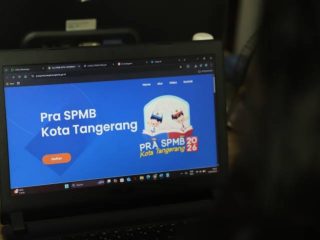 Petugas Dinas Pendidikan Kota Tangerang memberikan pendampingan kepada masyarakat terkait proses Pra-SPMB 2026 guna mencegah praktik pungli dan percaloan dalam penerimaan siswa baru.