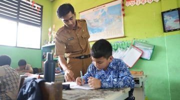 Petugas Dinas Pendidikan Kota Tangerang memberikan informasi pelaksanaan SPMB 2026 kepada orang tua murid. Pemkot Tangerang menyiapkan jalur khusus bagi siswa penyandang disabilitas untuk memastikan akses pendidikan yang setara.