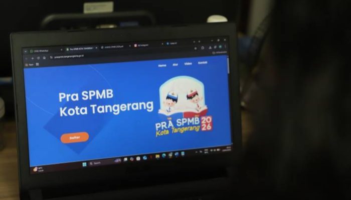 Petugas Dinas Pendidikan Kota Tangerang memberikan pendampingan kepada masyarakat terkait proses Pra-SPMB 2026 guna mencegah praktik pungli dan percaloan dalam penerimaan siswa baru.